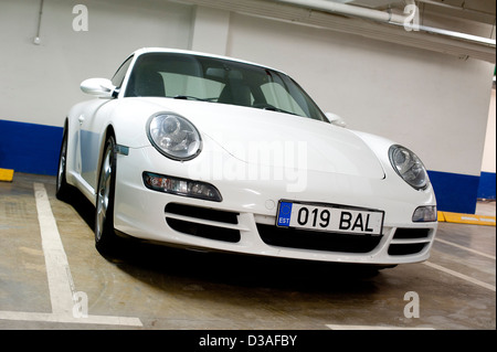 Une Porsche 911 dans un parking souterrain Banque D'Images