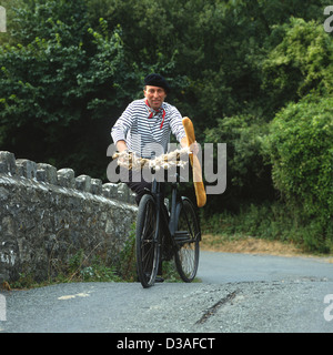 L'homme avec l'étape de cycle habillés comme des oignons Français Vendeur Banque D'Images