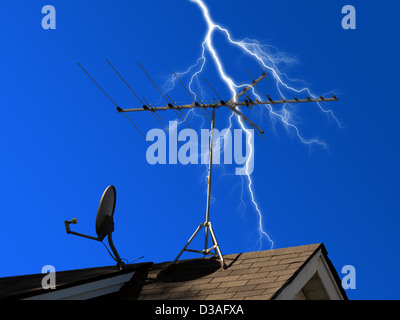 Plat et de l'antenne montée sur le toit avec en arrière-plan symbolisant la puissance de la foudre Banque D'Images