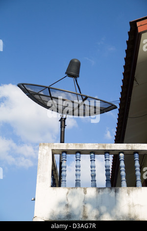 Le satelite plat de télévision par câble pour une utilisation à domicile sur le toit du bâtiment Banque D'Images