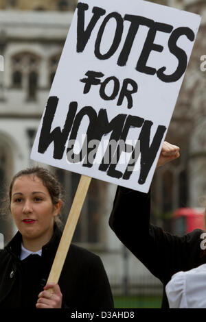 14 février 2013. London UK. Les femmes acteurs habillés comme des suffragettes, répéter pour un film "première vague" à l'extérieur de Westminster sur la première vague du mouvement féministe au Royaume-Uni. Première vague du féminisme se réfère à une période de l'activité féministe au xixe et au début du xxe siècle dans le monde entier et en particulier le Royaume-Uni à gagner le vote des femmes (droit de vote). Amer crédit Ghazzal/Alamy live news. Banque D'Images