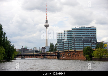 Berlin, Allemagne, siège de l'ETL, sur la rivière Spree dans le backg. La tour de télévision Banque D'Images