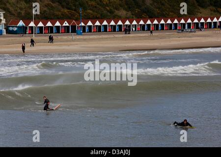 Bournemouth, Royaume-Uni. 14 février 2013. Sunshine est retourné à la bordure sud-ouest aujourd'hui la température en deux chiffres comme surfers attendu patiemment une vague.Credit Tom Jura/Alamy Live News. Banque D'Images