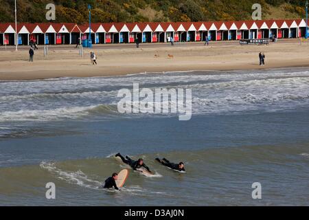 Bournemouth, Royaume-Uni. 14 février 2013. Sunshine est retourné à la bordure sud-ouest aujourd'hui la température en deux chiffres comme surfers attendu patiemment une vague.Credit Tom Jura/Alamy Live News. Banque D'Images