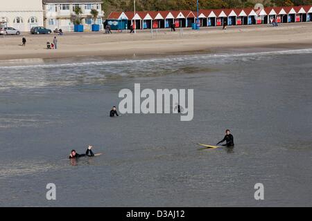 Bournemouth, Royaume-Uni. 14 février 2013. Sunshine est retourné à la bordure sud-ouest aujourd'hui la température en deux chiffres comme surfers attendu patiemment une vague.Credit Tom Jura/Alamy Live News. Banque D'Images