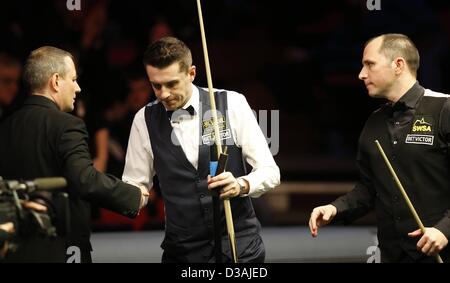 13 02 2013 13 févr. 2013 Newport Mark Selby C de l'Angleterre tremble avec l'arbitre après la ronde de 32 en 2013 Welsh Snooker Ouvrir contre son compatriote Joe Perry à Newport Center à Newport South Wales Grande-bretagne Selby a perdu 04 Banque D'Images