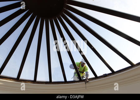 Le 29 janvier 2013 - Charlottesville, VA, USA - Les travailleurs sur le lanterneau retiré mardi de l'Université de verre (Virginie)-Rotonde de Dome dans le cadre du remplacement du toit de cet édifice emblématique. Suite à la dépose de la vitre, l'équipage va installer une membrane noire temporaire sur le toit pour protéger le rendront lâ€™intérieur, entre le moment où le vieux puits est supprimé et un nouveau est installé, autour de la mi-mars. Alors que la Rotonde restera ouvert pendant les travaux, le Dôme Prix n'ont qu'un accès limité aux visiteurs pendant environ 12 semaines...le travail fait partie de la première phase de rénovation, la Rotonde Banque D'Images