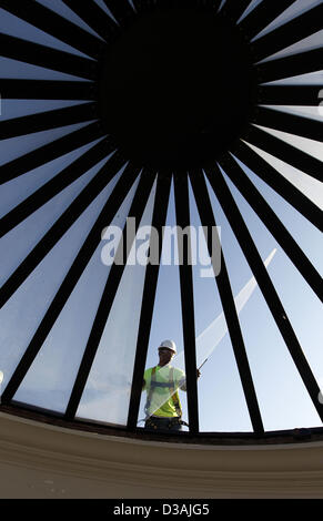 Le 29 janvier 2013 - Charlottesville, VA, USA - Les travailleurs sur le lanterneau retiré mardi de l'Université de verre (Virginie)-Rotonde de Dome dans le cadre du remplacement du toit de cet édifice emblématique. Suite à la dépose de la vitre, l'équipage va installer une membrane noire temporaire sur le toit pour protéger le rendront lâ€™intérieur, entre le moment où le vieux puits est supprimé et un nouveau est installé, autour de la mi-mars. Alors que la Rotonde restera ouvert pendant les travaux, le Dôme Prix n'ont qu'un accès limité aux visiteurs pendant environ 12 semaines...le travail fait partie de la première phase de rénovation, la Rotonde Banque D'Images