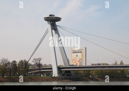 Le nouveau pont (Novy Most) sur le Danube à Bratislava, Slovaquie. Banque D'Images
