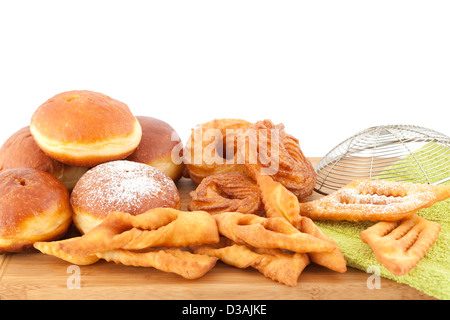 Donut et pailles pâtisserie sur fond blanc Banque D'Images