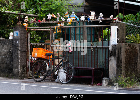 Garage à vélo en face de vieille garde-corps en acier avec des animaux en peluche, scène de rue, Hualien, Taiwan Banque D'Images