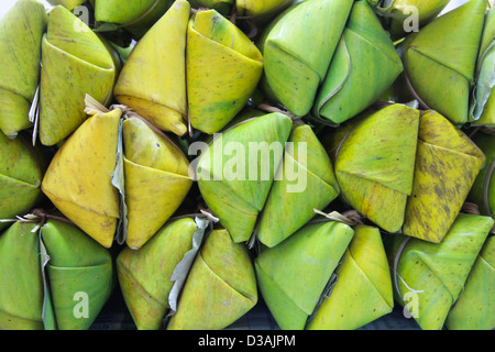 De style thaïlandais, dessert, faite à partir de la banane et le riz gluant, l'envelopper avec la feuille de banane Banque D'Images