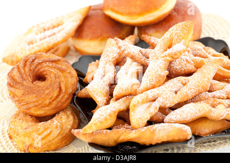 Donut et pailles pâtisserie sur fond blanc Banque D'Images