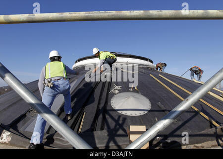 Le 29 janvier 2013 - Charlottesville, VA, USA - Les travailleurs sur le lanterneau retiré mardi de l'Université de verre (Virginie)-Rotonde de Dome dans le cadre du remplacement du toit de cet édifice emblématique. Suite à la dépose de la vitre, l'équipage va installer une membrane noire temporaire sur le toit pour protéger le rendront lâ€™intérieur, entre le moment où le vieux puits est supprimé et un nouveau est installé, autour de la mi-mars. Alors que la Rotonde restera ouvert pendant les travaux, le Dôme Prix n'ont qu'un accès limité aux visiteurs pendant environ 12 semaines...le travail fait partie de la première phase de rénovation, la Rotonde Banque D'Images