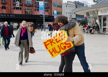 Bournemouth, Royaume-Uni. 14 février 2013. La campagne des acollades implique les personnes qui offrent des câlins à des étrangers. L'intention est de rendre les autres à se sentir mieux à la suite d'un acte de bonté. Chris, le jeune homme de la photo, dit 'hugs devrait être pour tous les jours et pas seulement Valentines Day'. Crédit : Tom Jura/Alamy live News Banque D'Images