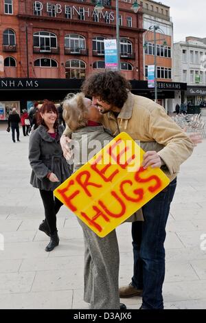 Bournemouth, Royaume-Uni. 14 février 2013. La campagne des acollades implique les personnes qui offrent des câlins à des étrangers. L'intention est de rendre les autres à se sentir mieux à la suite d'un acte de bonté. Chris, le jeune homme de la photo, dit 'hugs devrait être pour tous les jours et pas seulement Valentines Day'. Crédit : Tom Jura/Alamy live News Banque D'Images