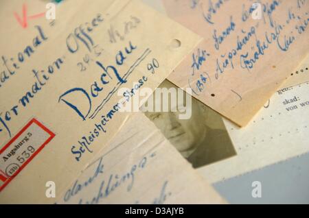 Documents d'un prisonnier du camp de concentration de Dachau sont préparés pour la désacidification au Service International de Recherches (ITS) à Bad Arolsen, en Allemagne, du 29 novembre 2012. Le temps est un repas à l'extérieur de l'ère nazie documents. Pour les préserver, chacun d'environ 30 millions de documents sont conservés par le son. Photo : Uwe Zucchi Banque D'Images