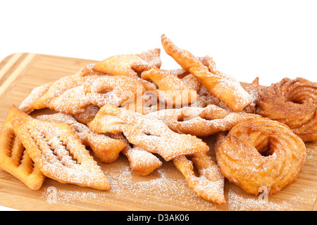 Pâtisserie fraîche et chaude de pailles sur fond blanc Banque D'Images