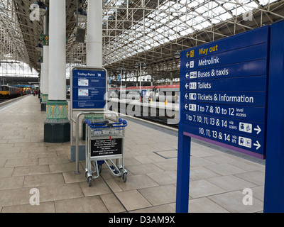 L'information à l'intérieur de la gare Piccadilly Manchester UK Banque D'Images