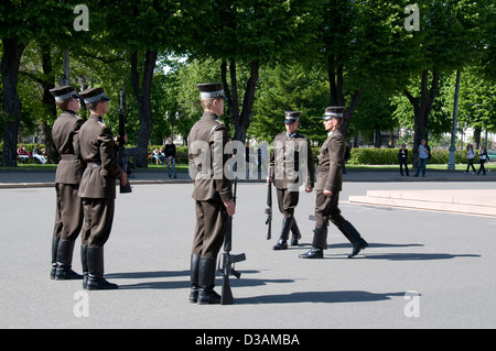 Deux sentinelles lettons sont relevés de leurs fonctions de garde comme ils ont marché vers le groupe au Monument de la liberté à Riga Banque D'Images