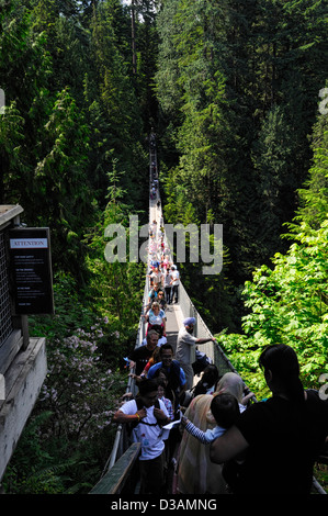 Les touristes sur le pont suspendu de Capilano Suspension Bridge Park Vancouver passerelle suspendu en porte-à-faux frisson grande hauteur Banque D'Images