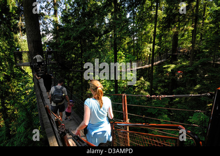 Les touristes sur la cime des arbres à pied au Pont Suspendu de Capilano Vancouver Parc suspendu en porte-à-faux frisson allée hauteur élevée Banque D'Images