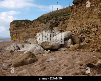 Beach Closed sign à killer cliff Burton Bradstock Dorset Banque D'Images