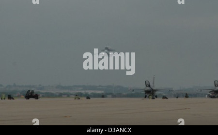 La navette spatiale Atlantis a été transportée sur un avion de 747 à la base aérienne de Lackland, San Antonio. Le vol du traversier a assuré une livraison sécurisée pour la maintenance, le stockage et la logistique du programme après les opérations de navette. Banque D'Images
