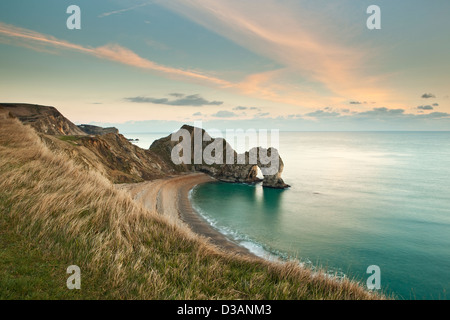 Durdle Door, un rocher naturel arch, sur la côte jurassique du Dorset UK photographié juste avant le coucher du soleil en Janvier Banque D'Images