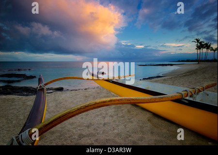 Outrigger bateau sur la côte Kohala. La Big Island, Hawaii. Banque D'Images