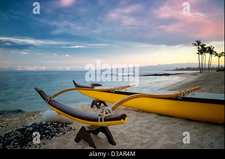 Outrigger canoë sur la côte Kohala au lever du soleil. La Big Island, Hawaii. Banque D'Images