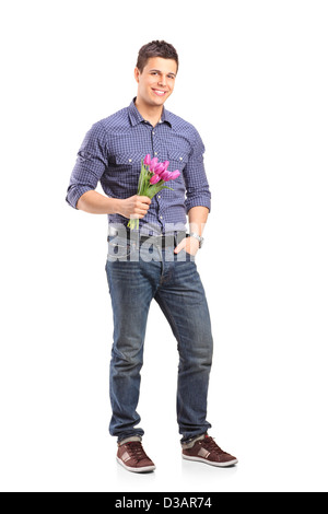 Portrait of a smiling guy holding Flowers and looking at camera isolé sur fond blanc Banque D'Images