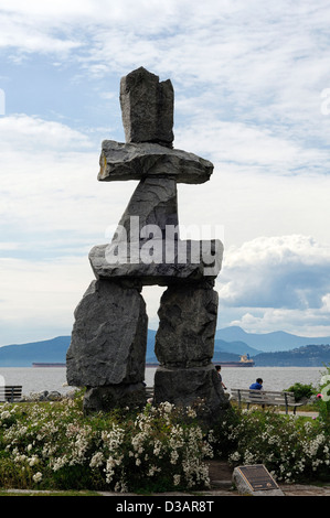 Sculpture inukshuk inukshuk english bay boulders rocks parc Stanley, Vancouver C.-B. Canada inuksuit inukhuk historique en pierre Banque D'Images