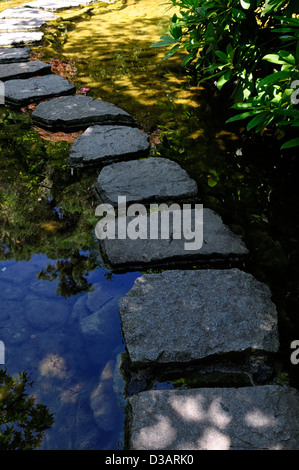 Jardin japonais de l'article salon les Jardins Butchart Brentwood Bay Victoria British Columbia Canada stepping stones courbe Banque D'Images