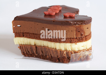 Triple chocolat en forme de coeur ciel dessert isolé sur fond blanc - idéal pour la Saint-Valentin, jour de la Saint-Valentin Banque D'Images