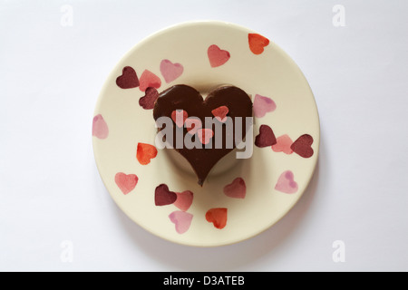 Triple chocolat en forme de coeur ciel dessert sur assiette avec cœur sur isolé sur fond blanc - idéal pour la Saint-Valentin, jour de la Saint-Valentin Banque D'Images