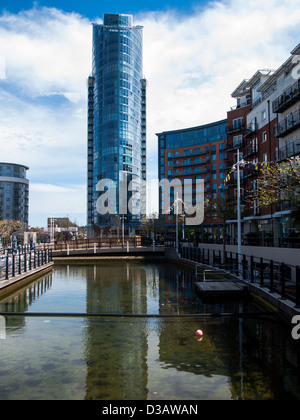 Logement de Luxe à blocs à PORTSMOUTH GUNWHARF QUAYS y compris le "rouge à lèvres", dans le centre de la photo Banque D'Images