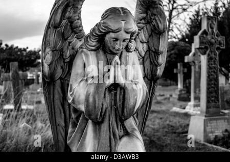 Pierre tombale Ange Priant à St Nicholas Church cimetière à Chislehurst Banque D'Images