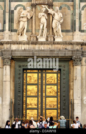 Les touristes se sont réunies à la portes de bronze du baptistère de Florence Italie Banque D'Images