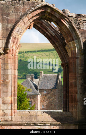 Vue à travers une fenêtre à l'abbaye de Melrose, une Abbaye Augustinienne du 12ème siècle dans les Scottish Borders Banque D'Images