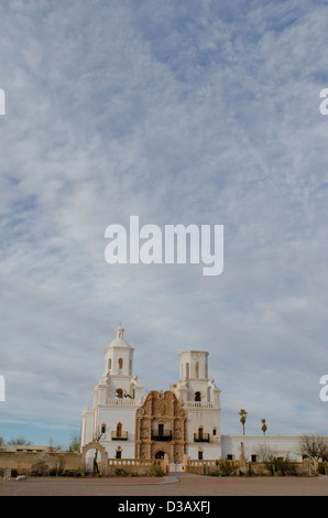 La Mission San Xavier del Bac est capturée par une chaude journée de printemps. Banque D'Images