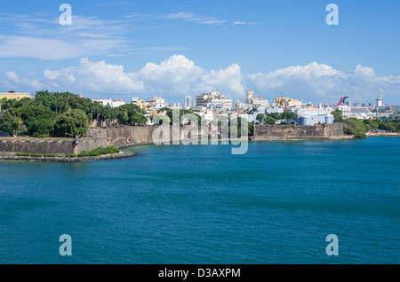 San Juan, Puerto Rico, une vue sur la vieille ville de San Juan et la forteresse El Morro de mur Baie de San Juan Banque D'Images