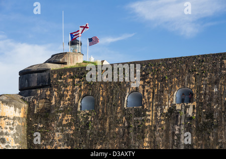 Vue de l'intérieur de la forteresse El Morro montrant des drapeaux et phare, San Juan, Puerto Rico Banque D'Images