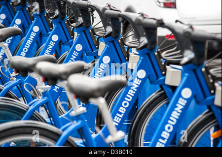 Vélos disponibles pour les voitures de l'hôtel Melbourne bike share scheme. Trois autres images disponibles. Banque D'Images