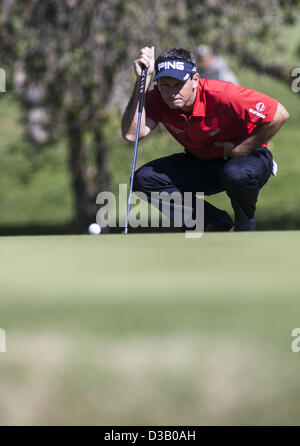 Los Angeles, Californie, USA. 14 février 2013. Mark Wilson s'aligne un tir sur le 10e trou lors du premier tour de l'excursion de PGA Northern Trust Open Golf Tournament au Riviera Country Club dans le Pacific Palisades de Los Angeles Jeudi, 14 février 2013. (Crédit Image : Crédit : Ringo Chiu/ZUMAPRESS.com/Alamy Live News) Banque D'Images