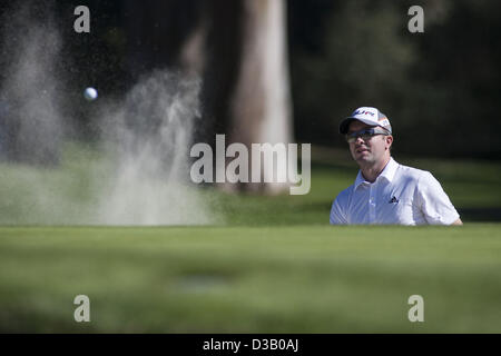 Los Angeles, Californie, USA. 14 février 2013. Martin Laird montres son tir d'un bunker sur le 10e trou lors du premier tour de l'excursion de PGA Northern Trust Open Golf Tournament au Riviera Country Club dans le Pacific Palisades de Los Angeles Jeudi, 14 février 2013. (Crédit Image : Crédit : Ringo Chiu/ZUMAPRESS.com/Alamy Live News) Banque D'Images