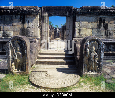 Sri Lanka, ville ancienne de Polonnaruwa, Sandakada Pahana pierre de lune et de deux pierres de garde à l'entrée d'Hetadage Banque D'Images