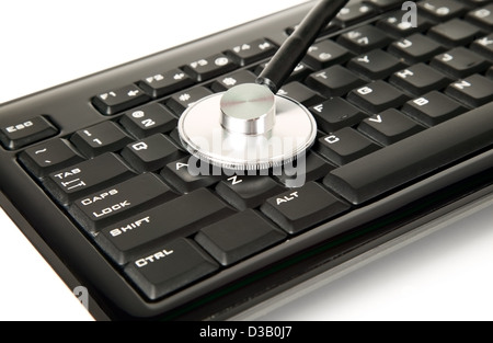 La médecine d'un stéthoscope est couché sur le clavier noir Banque D'Images