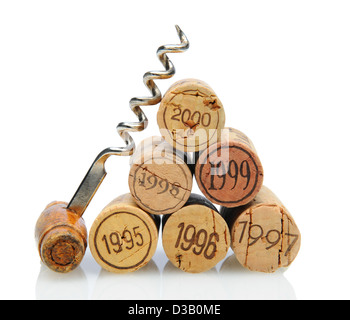 Libre d'un groupe de vintage du wine corks et un tire-bouchon ancien sur blanc avec réflexion. Banque D'Images