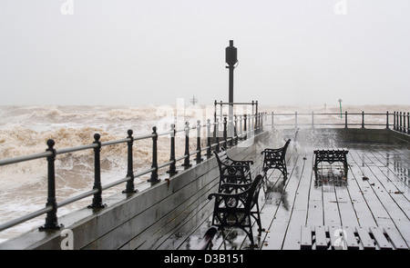 L'état de la mer et une tempête en Littlehampton Pier West Sussex UK Banque D'Images